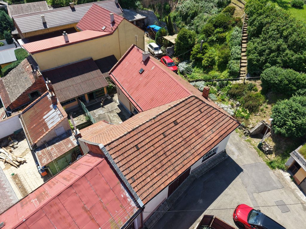 Dům a dvůr z ptačí perspektivy