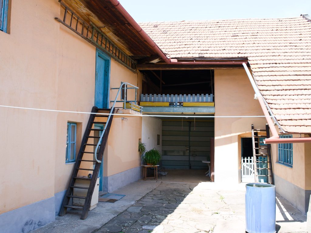 Dvůr s hospodářskou částí